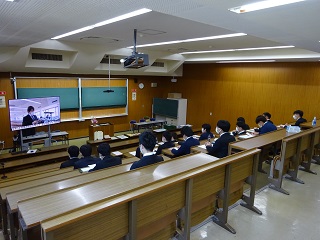 全体会視聴.jpg 全体会視聴.jpg