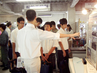 学科展示場(鳥人間グライダー) 学科展示場(鳥人間グライダー)